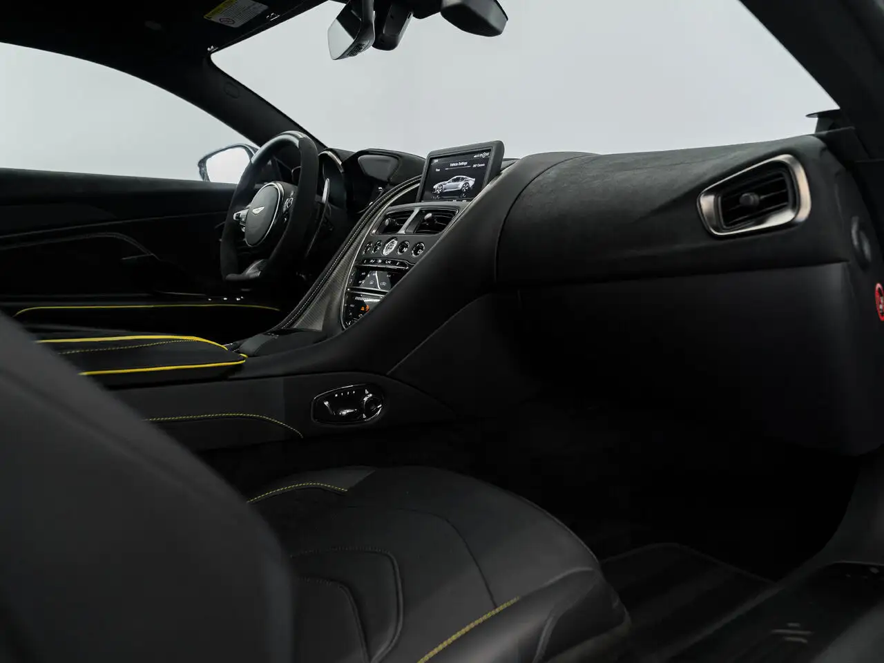 Aston Martin DBS снимка Aston Martin DBS