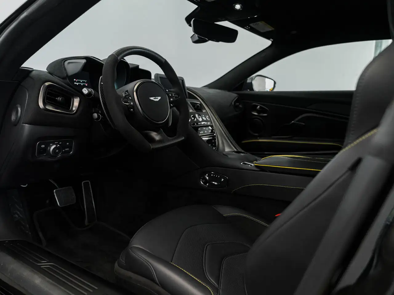 Aston Martin DBS снимка Aston Martin DBS