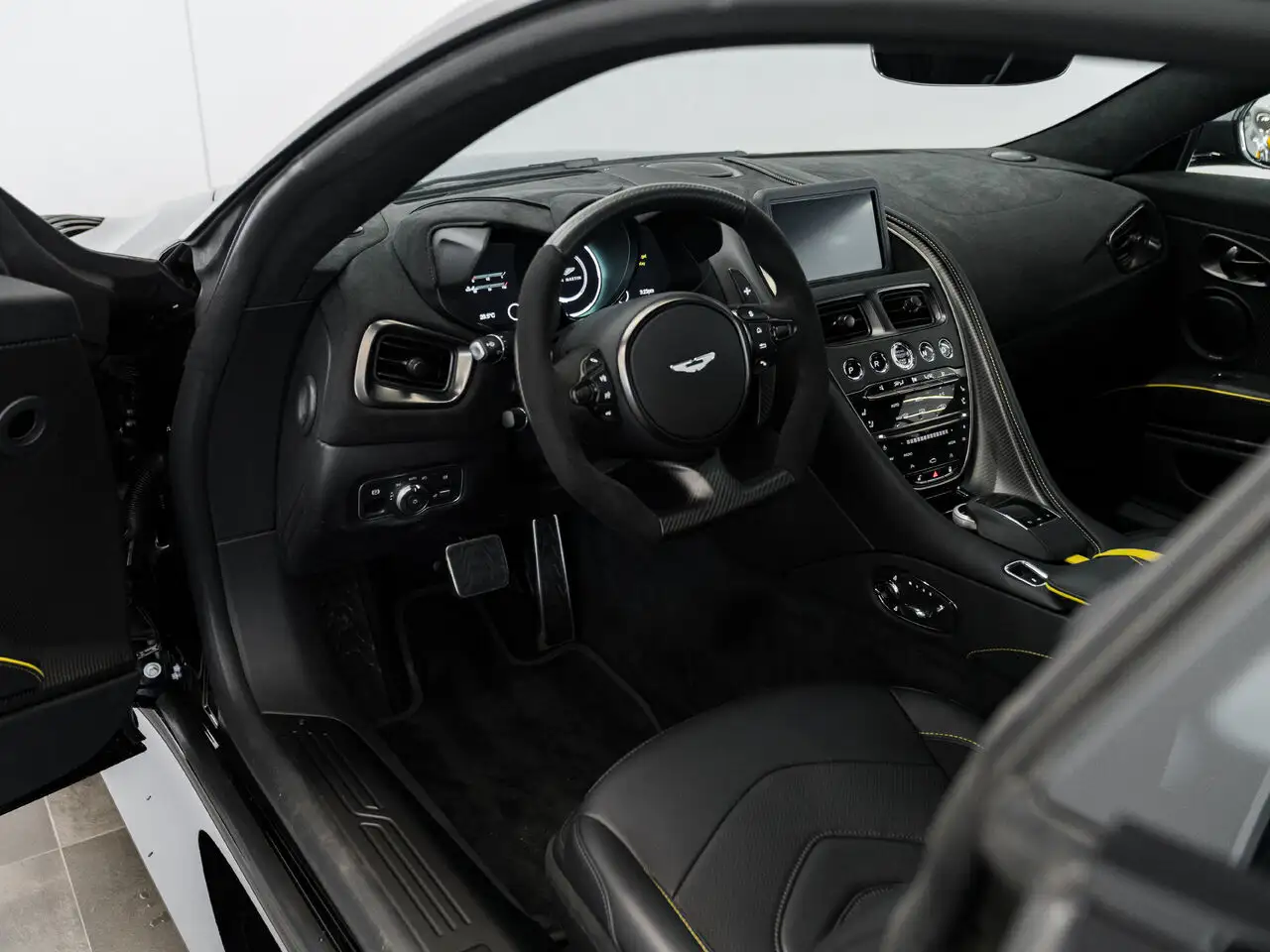 Aston Martin DBS снимка Aston Martin DBS