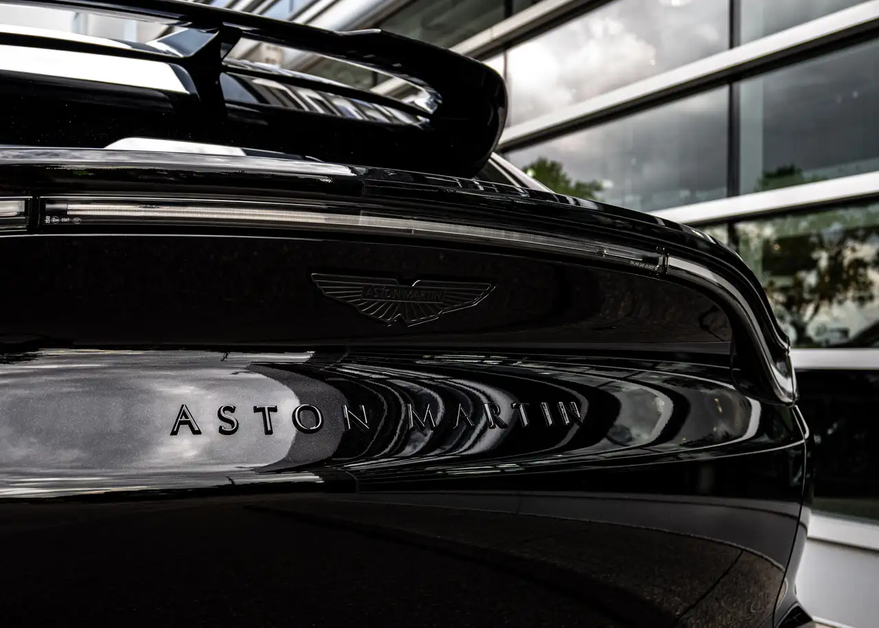 Aston Martin DBX снимка Aston Martin DBX