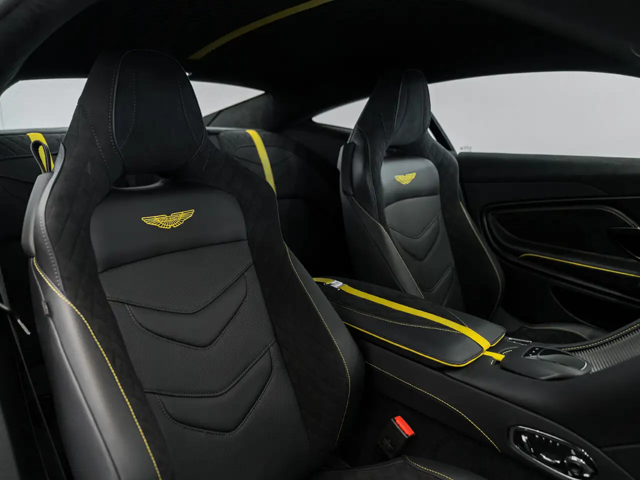 Aston Martin DBS снимка Aston Martin DBS