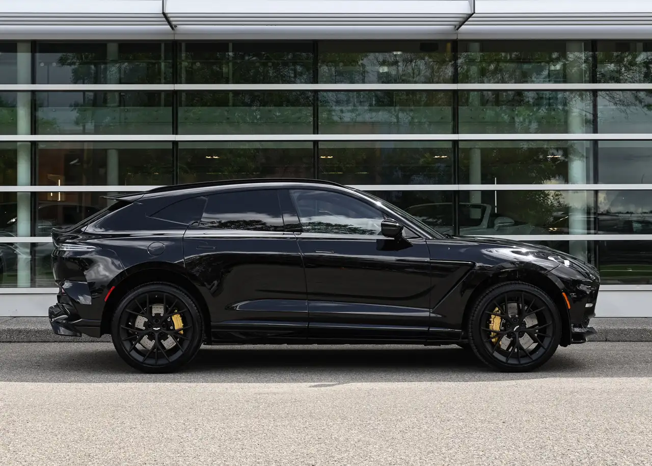 Aston Martin DBX снимка Aston Martin DBX