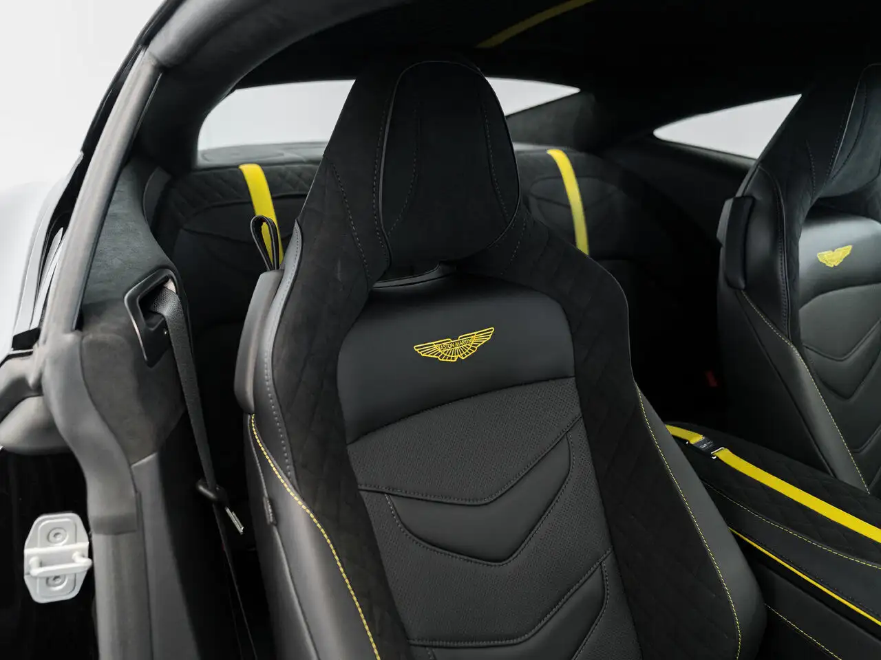 Aston Martin DBS снимка Aston Martin DBS