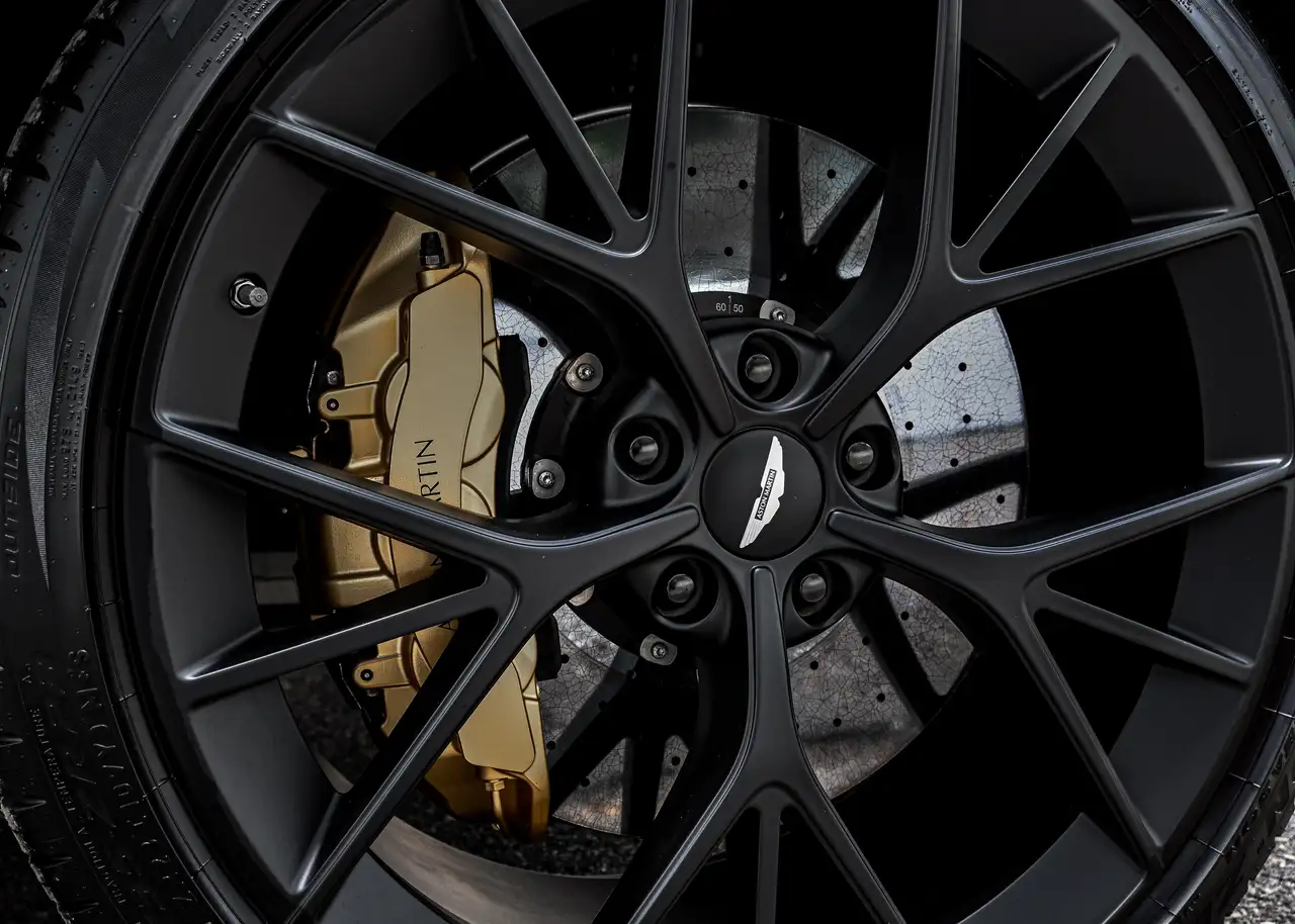 Aston Martin DBX снимка Aston Martin DBX