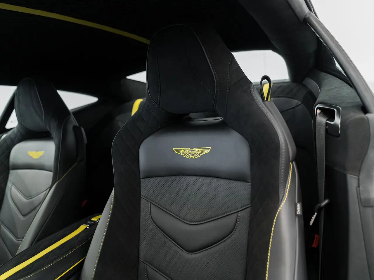 Aston Martin DBS снимка Aston Martin DBS