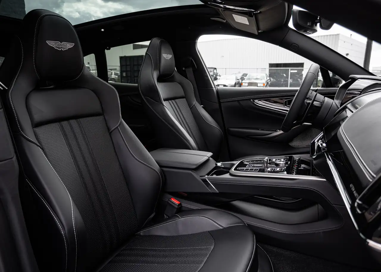 Aston Martin DBX снимка Aston Martin DBX