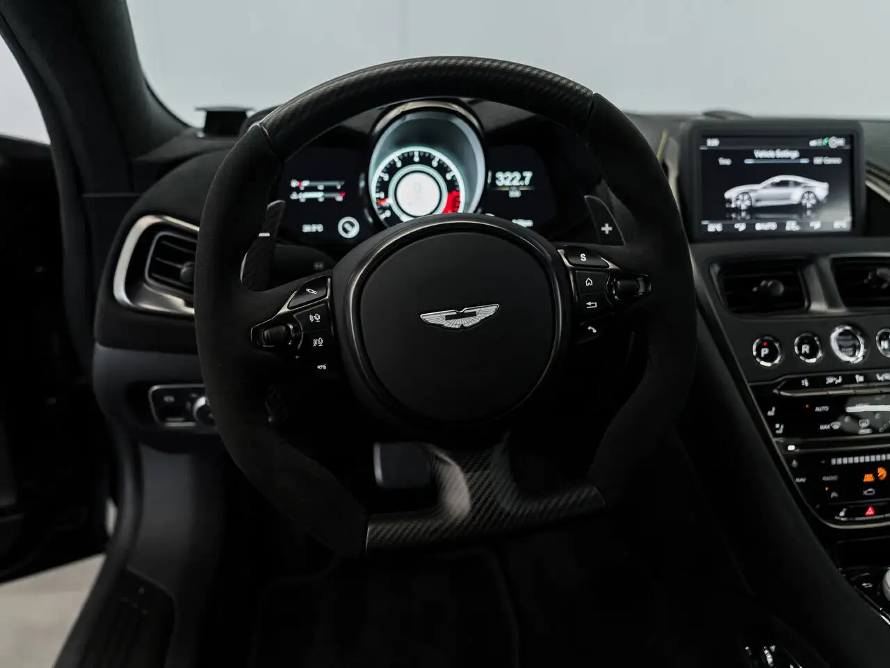 Aston Martin DBS снимка Aston Martin DBS