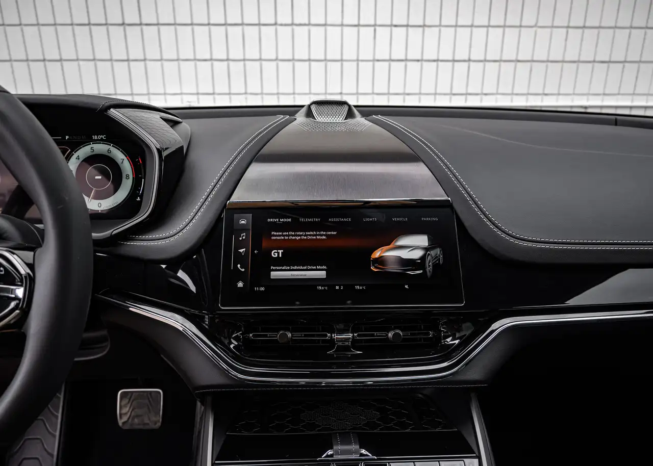 Aston Martin DBX снимка Aston Martin DBX