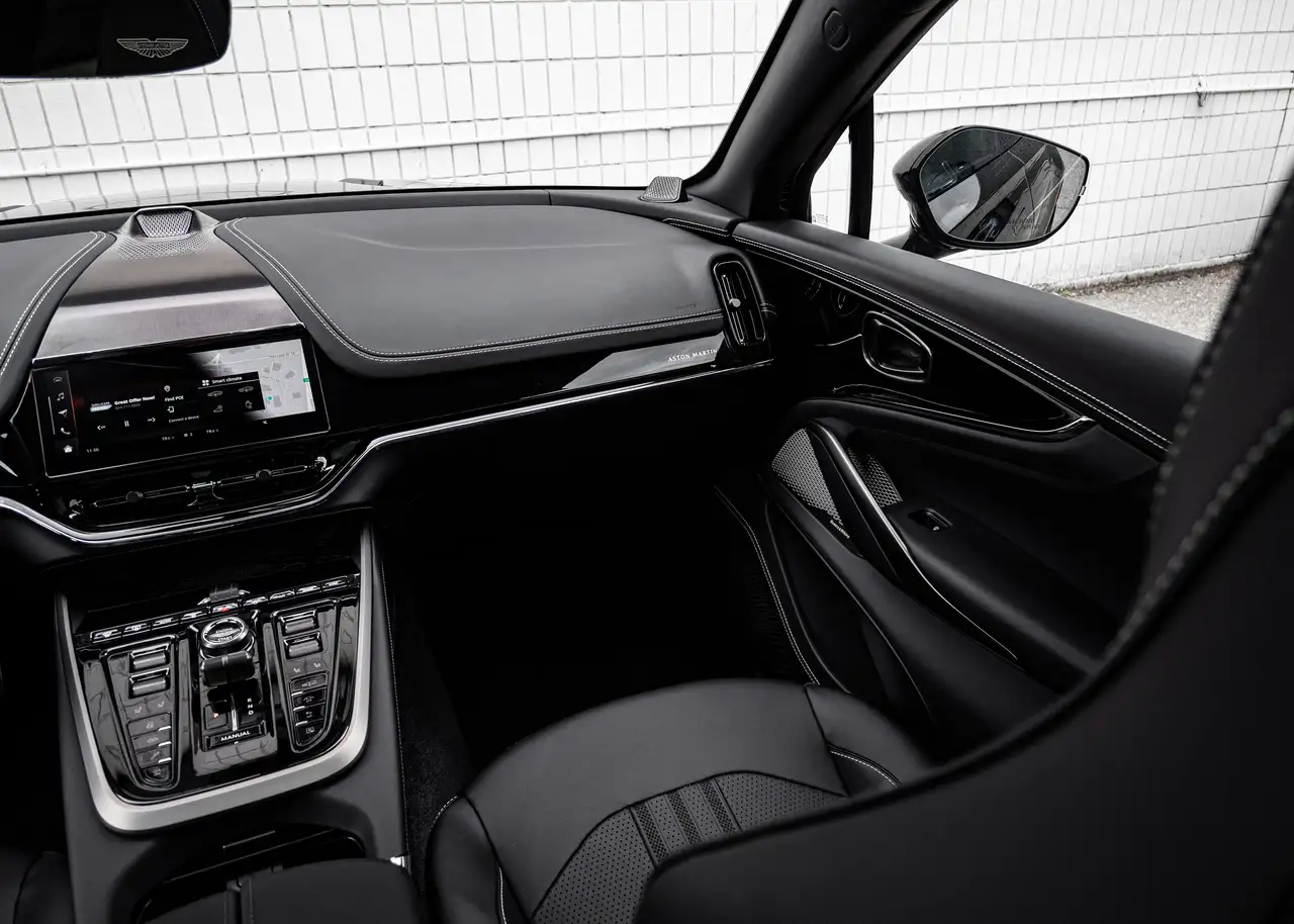 Aston Martin DBX снимка Aston Martin DBX