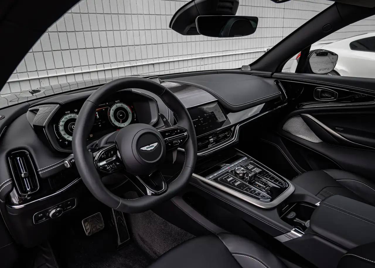 Aston Martin DBX снимка Aston Martin DBX