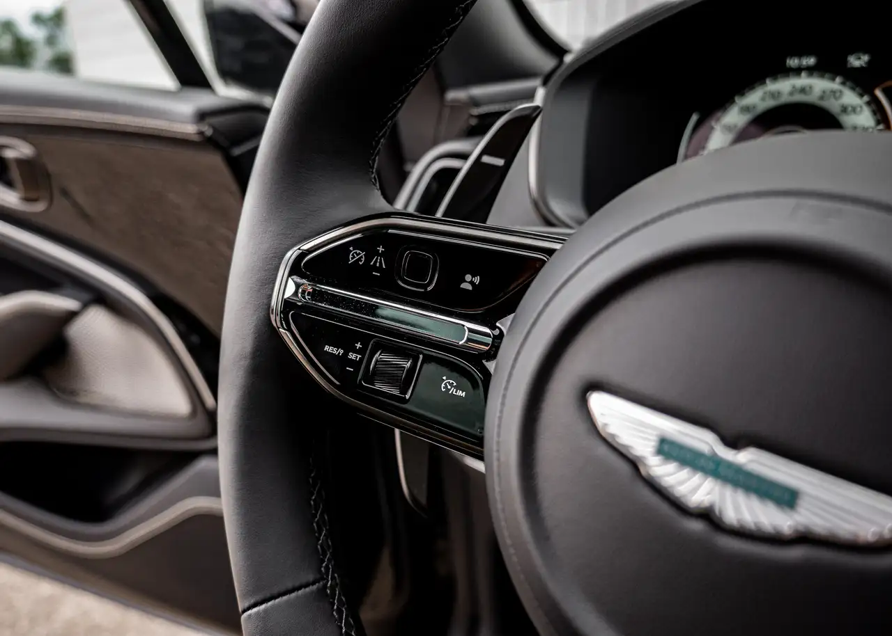 Aston Martin DBX снимка Aston Martin DBX