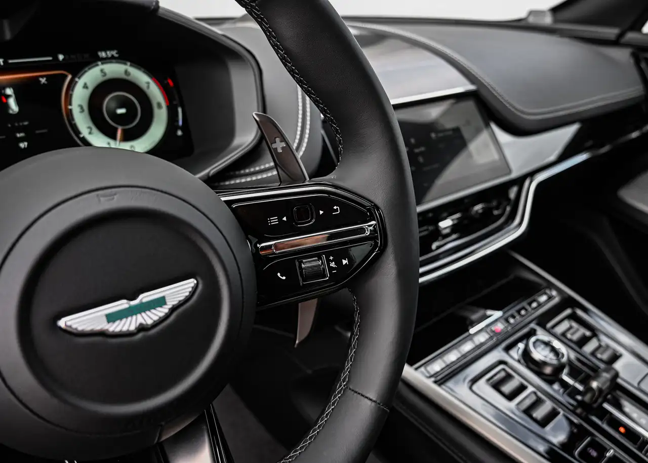 Aston Martin DBX снимка Aston Martin DBX