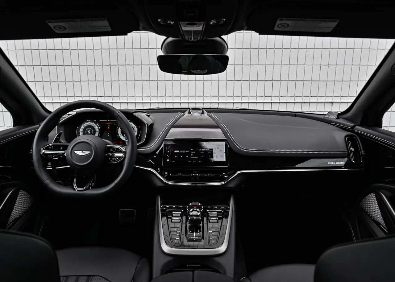 Aston Martin DBX снимка Aston Martin DBX