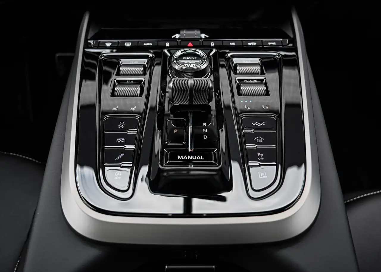 Aston Martin DBX снимка Aston Martin DBX