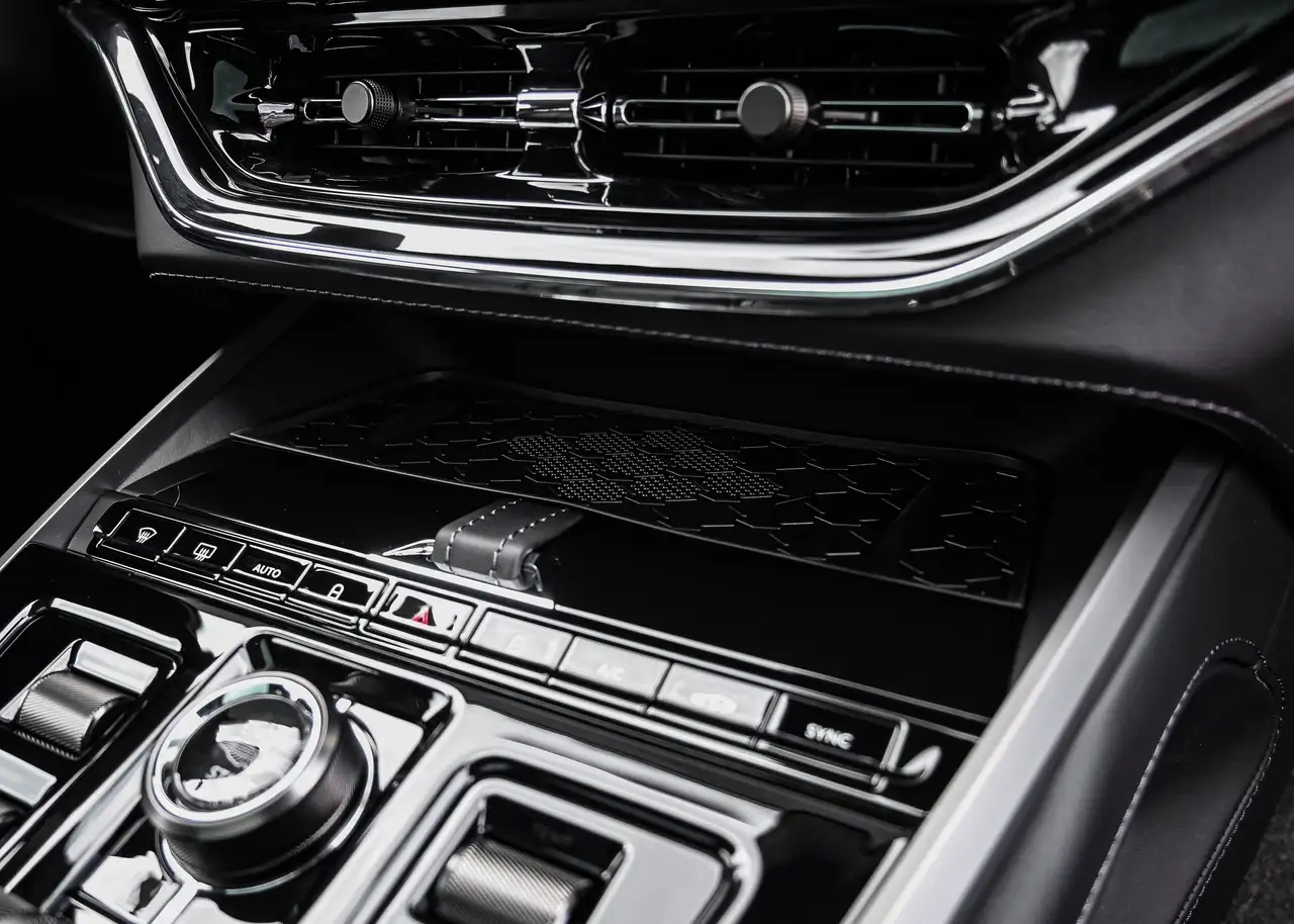 Aston Martin DBX снимка Aston Martin DBX