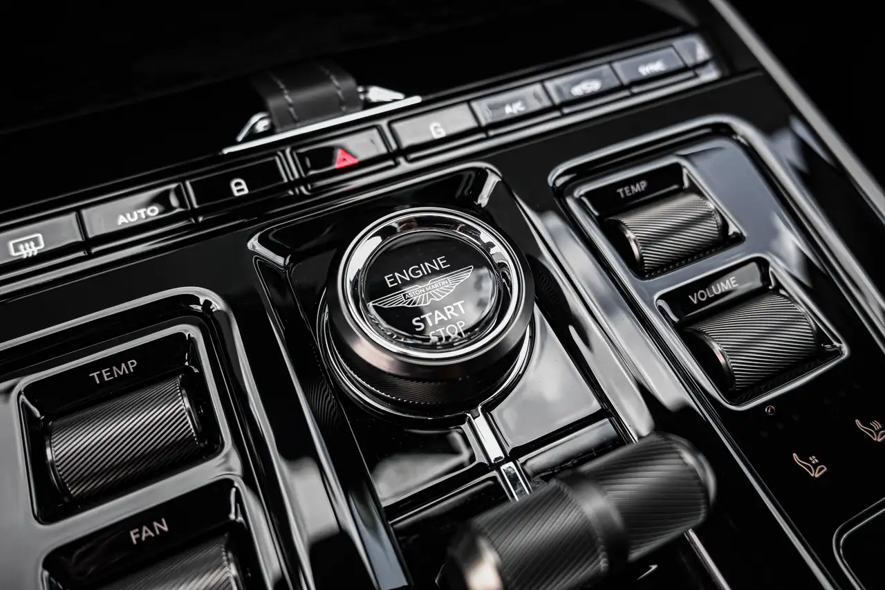 Aston Martin DBX снимка Aston Martin DBX
