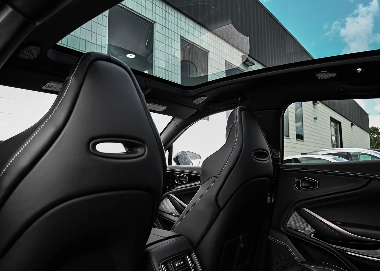 Aston Martin DBX снимка Aston Martin DBX