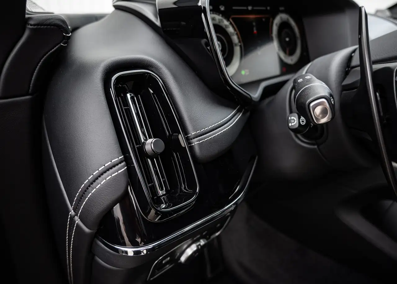 Aston Martin DBX снимка Aston Martin DBX