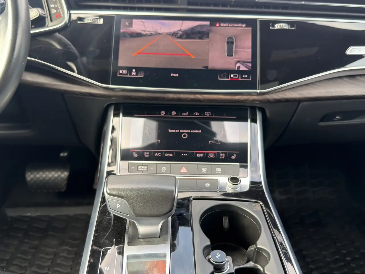 Audi Q8 снимка Audi Q8