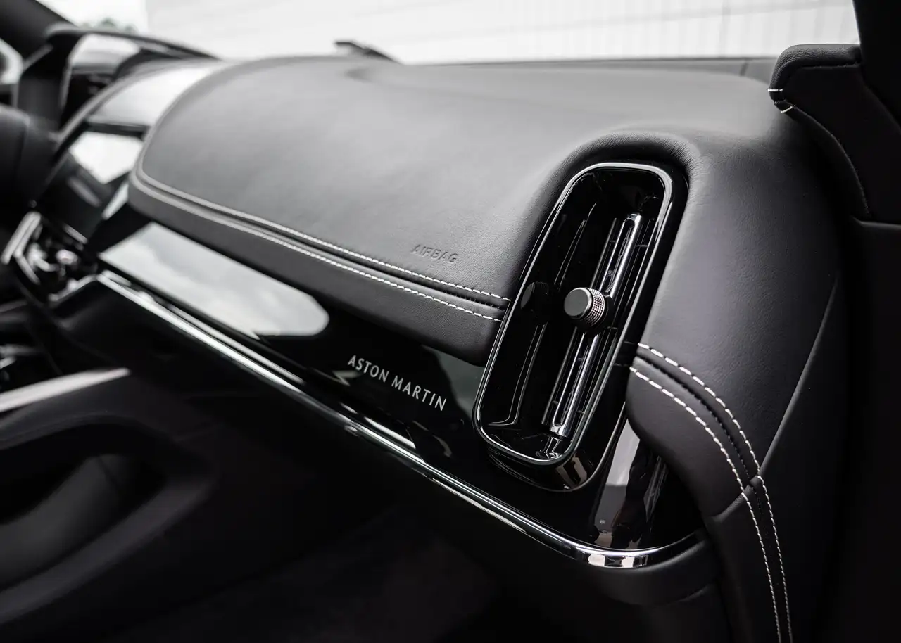 Aston Martin DBX снимка Aston Martin DBX