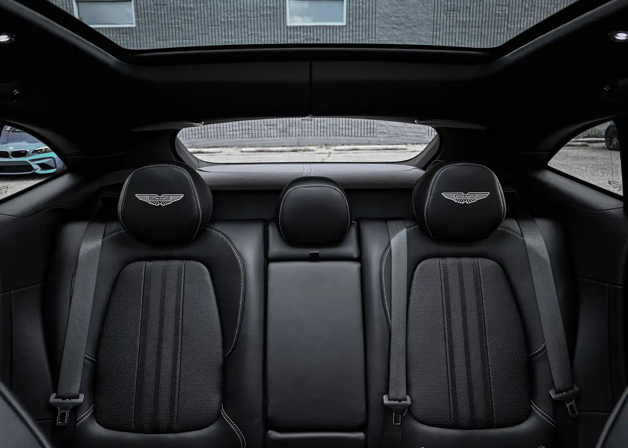 Aston Martin DBX снимка Aston Martin DBX
