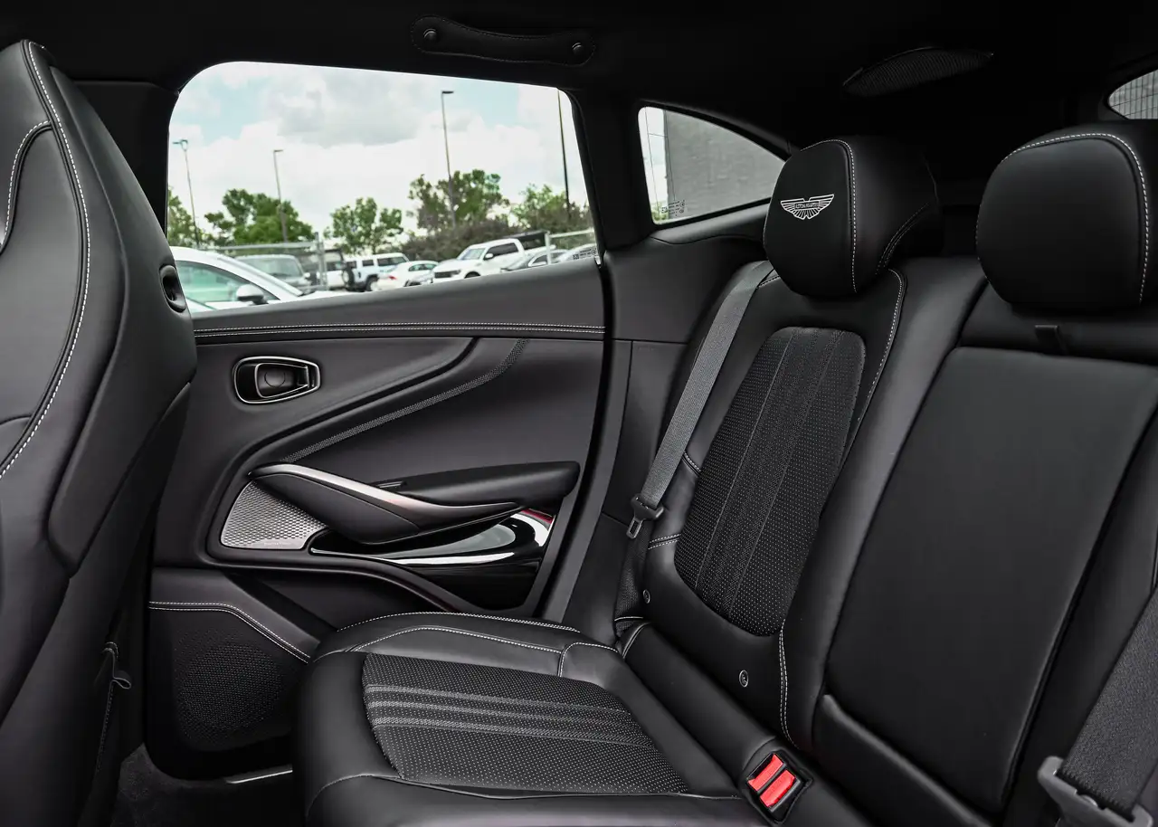 Aston Martin DBX снимка Aston Martin DBX