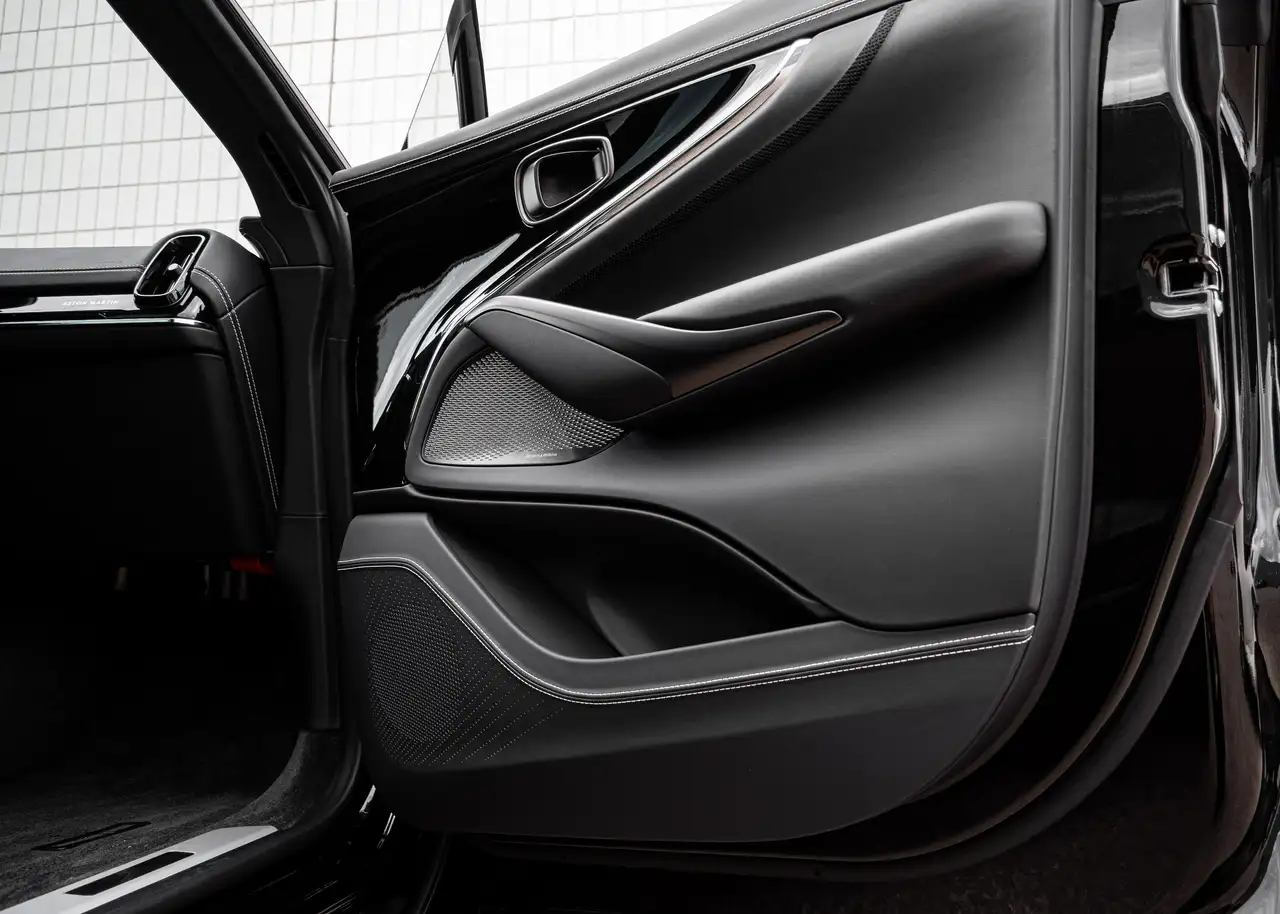 Aston Martin DBX снимка Aston Martin DBX