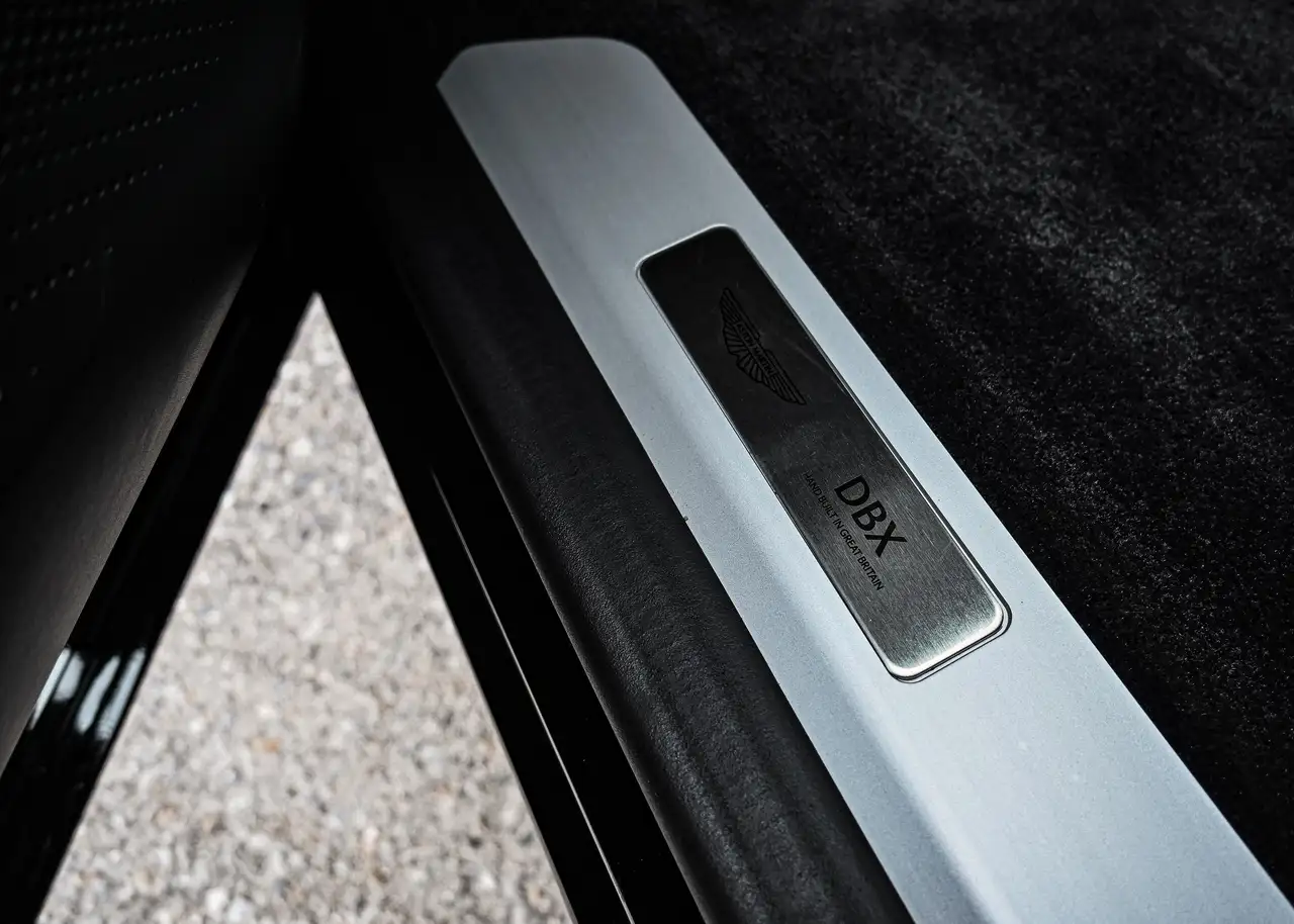 Aston Martin DBX снимка Aston Martin DBX