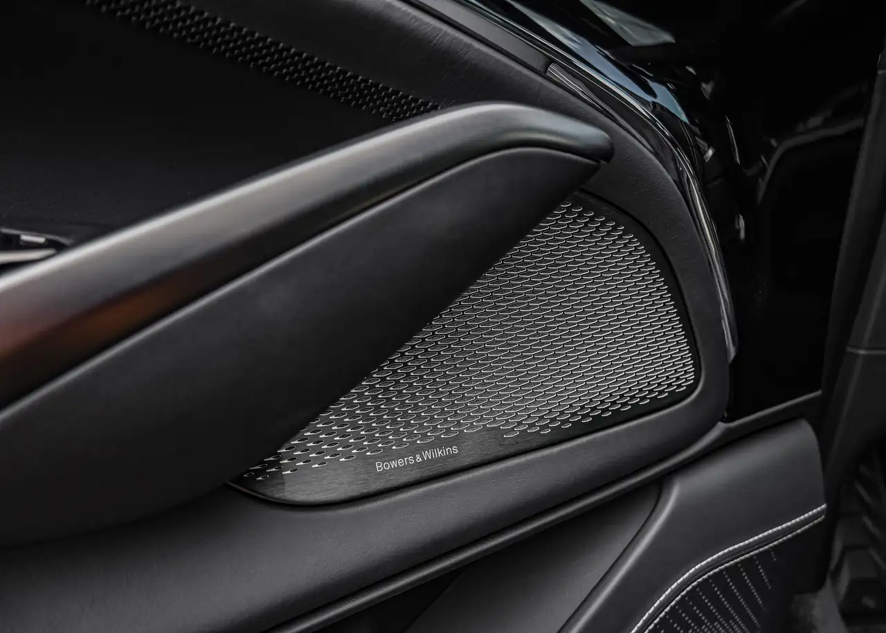 Aston Martin DBX снимка Aston Martin DBX
