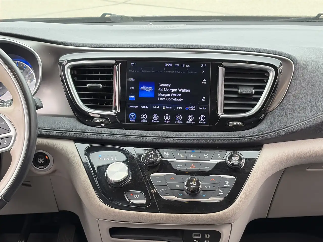 Chrysler Pacifica снимка Chrysler Pacifica