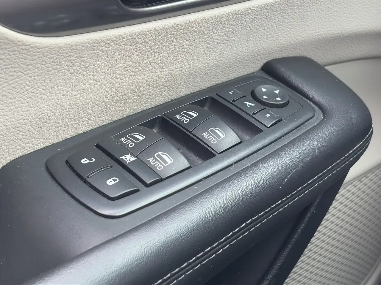 Chrysler Pacifica снимка Chrysler Pacifica