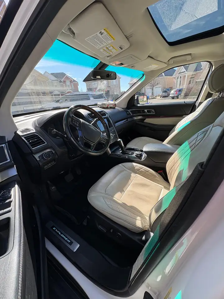 Ford Explorer photo Ford Explorer