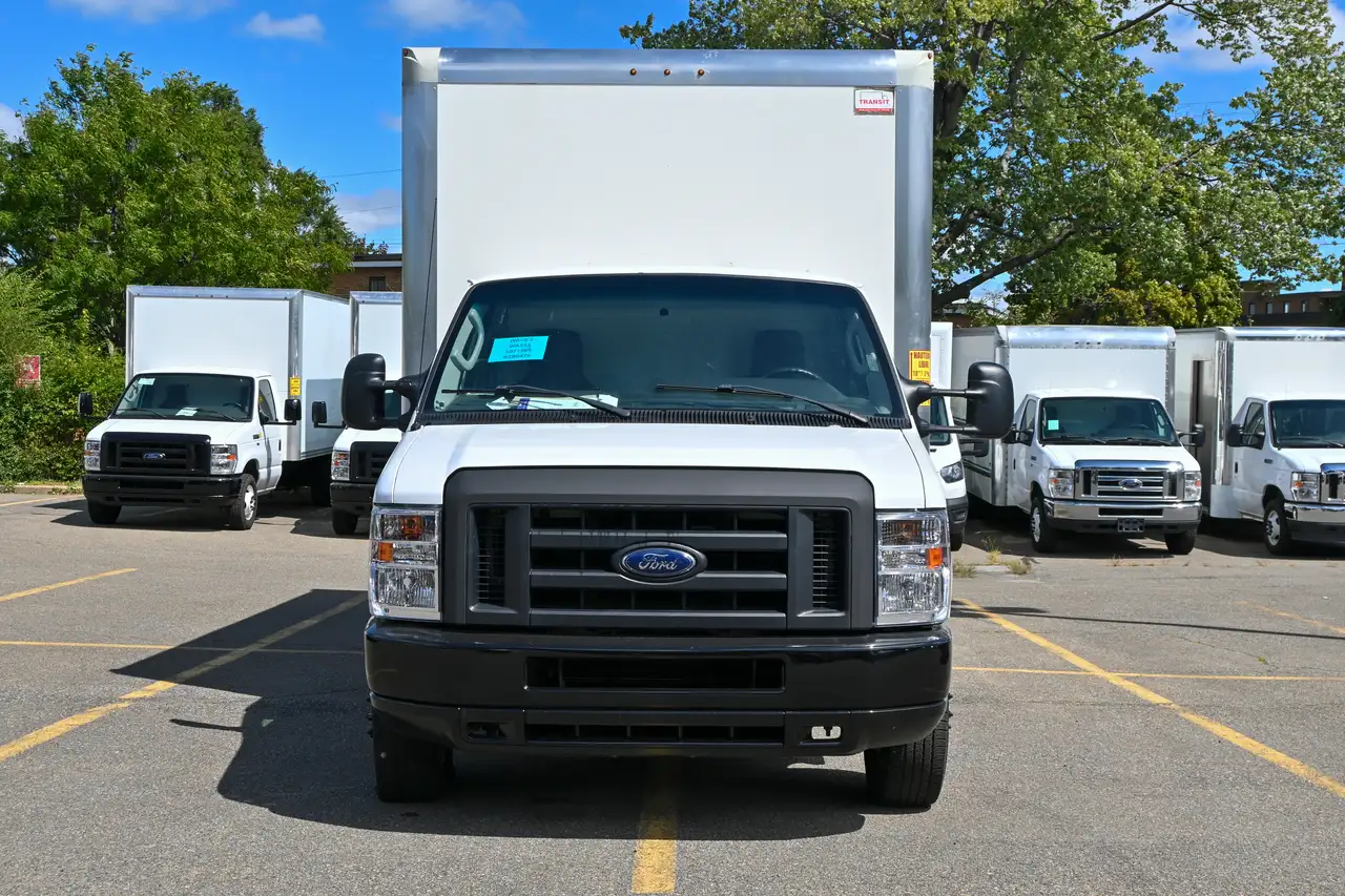 Ford E-Series Cutaway снимка Ford E-Series Cutaway