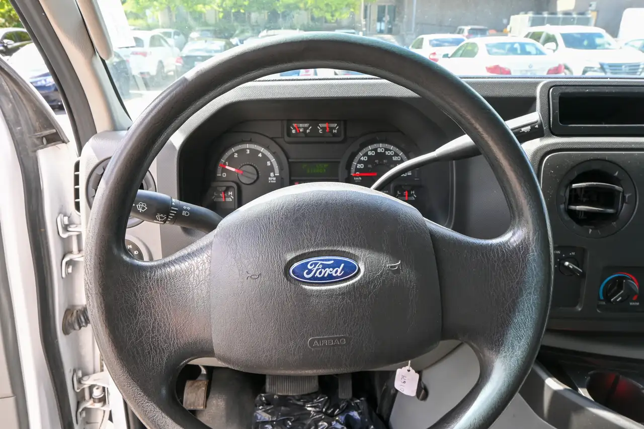 Ford E-Series Cutaway снимка Ford E-Series Cutaway