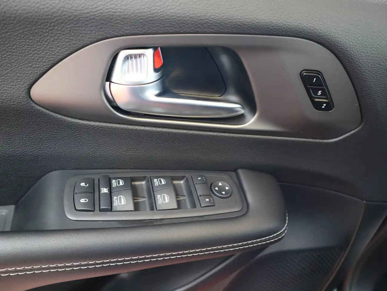Chrysler Pacifica снимка Chrysler Pacifica