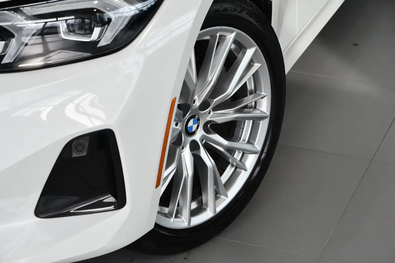 BMW 3 Series photo BMW 3 Series