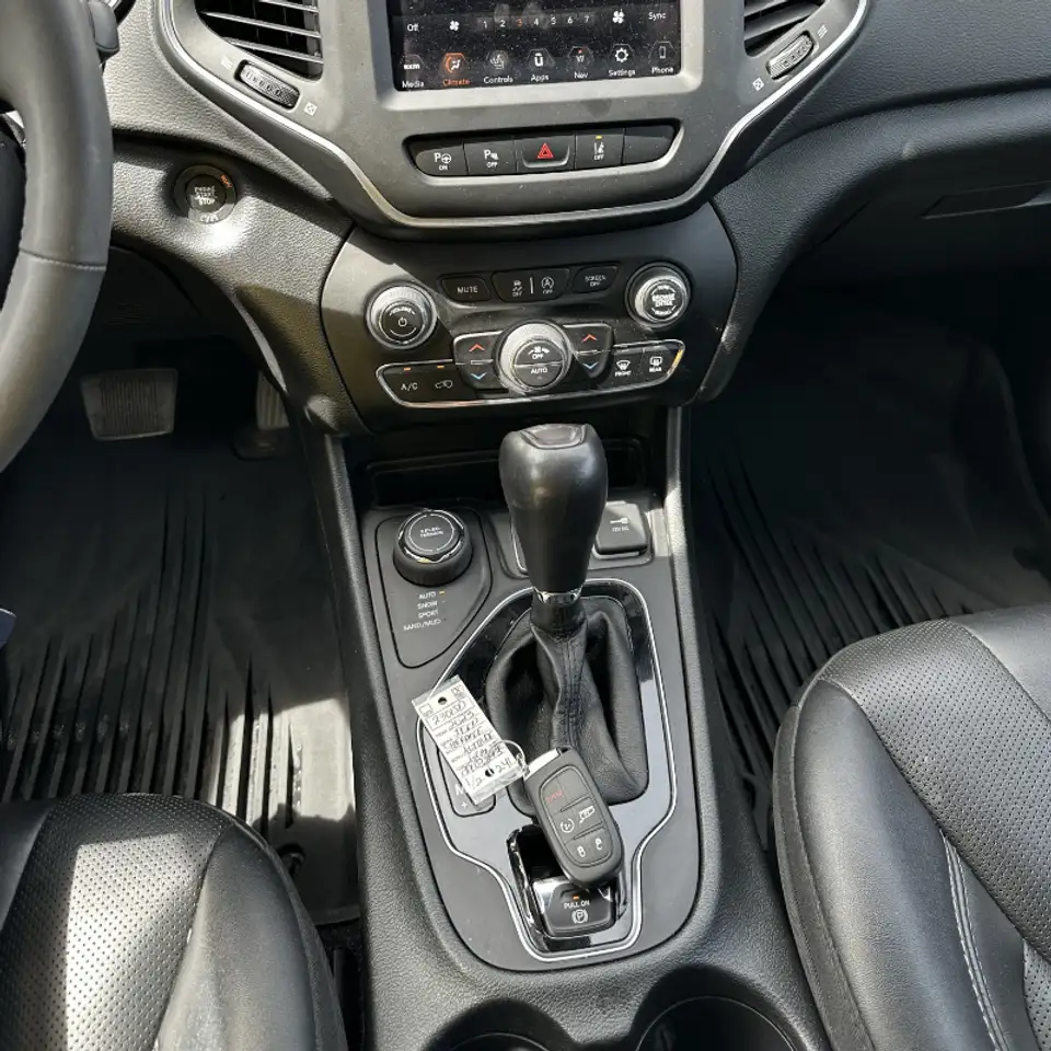 Jeep Cherokee снимка Jeep Cherokee