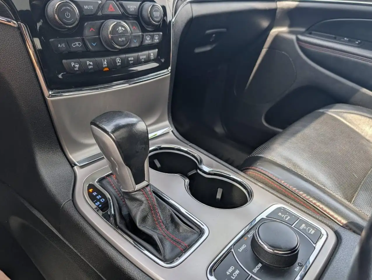Jeep Grand Cherokee снимка Jeep Grand Cherokee