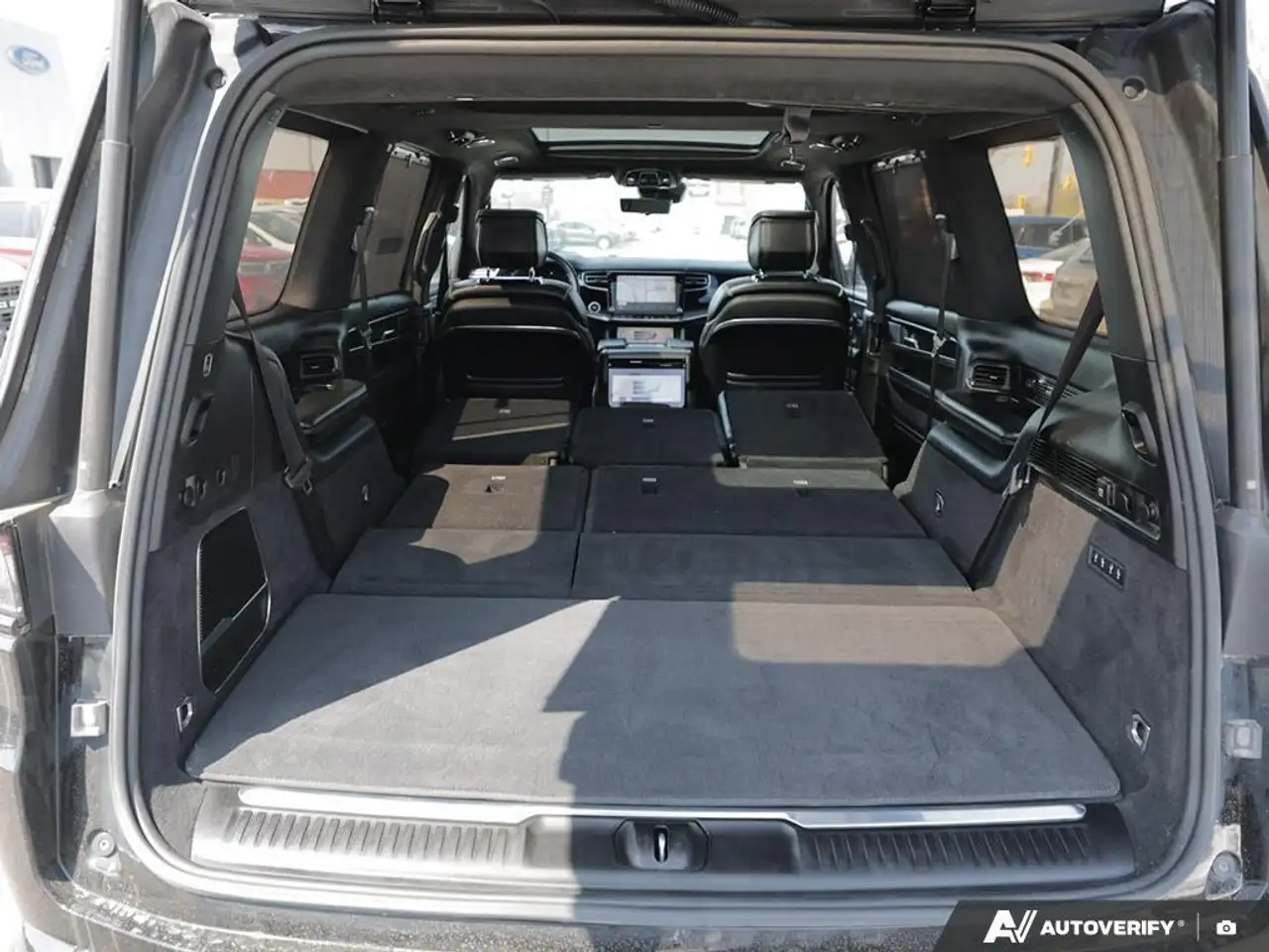 Jeep Grand Wagoneer снимка Jeep Grand Wagoneer