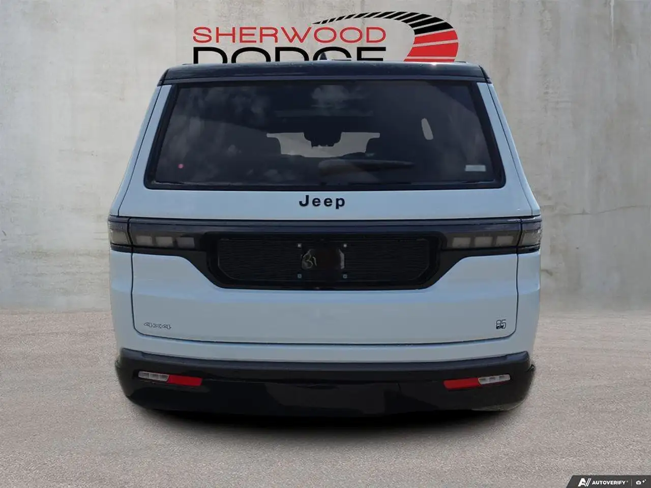 Jeep Grand Wagoneer снимка Jeep Grand Wagoneer