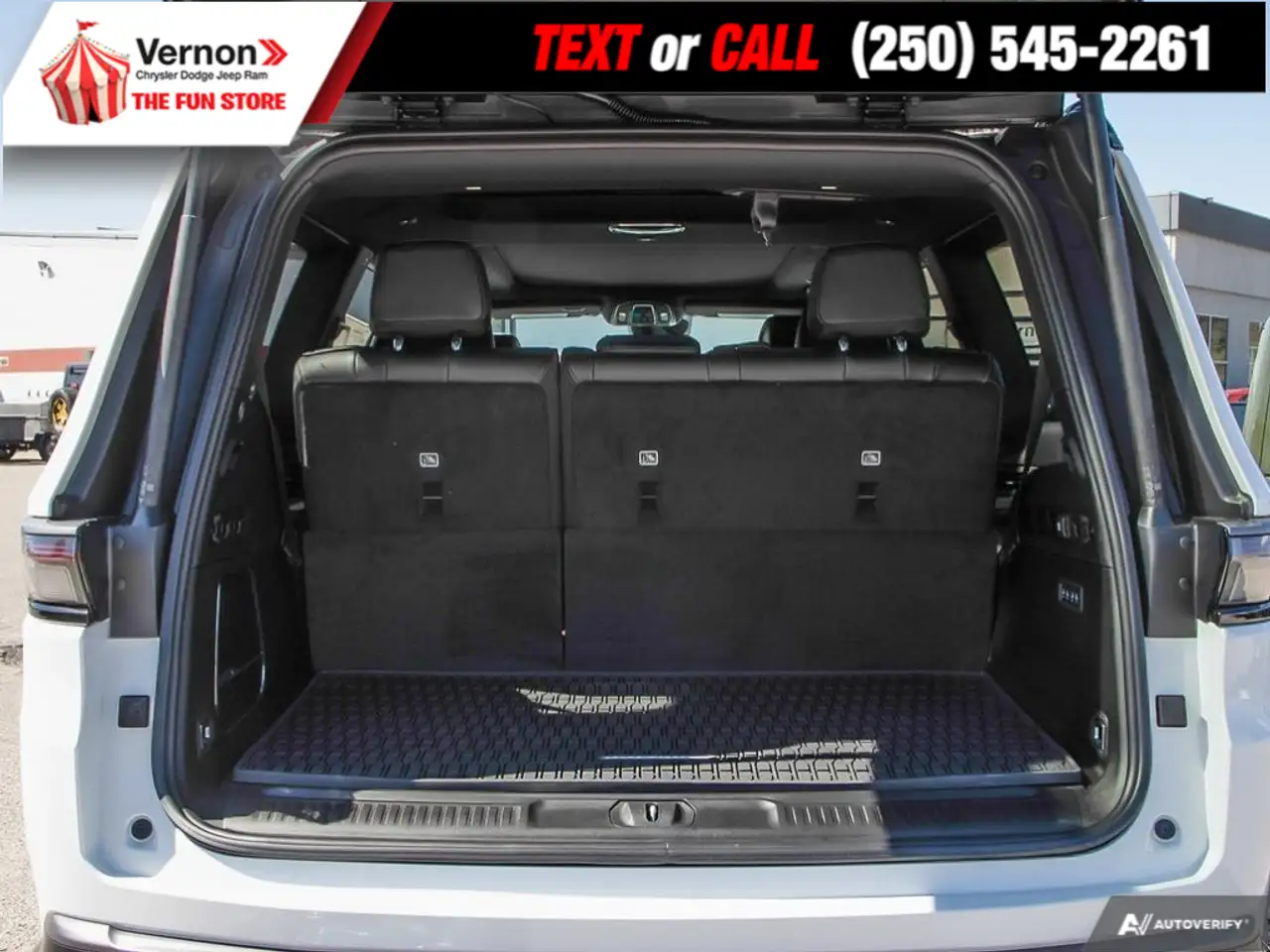 Jeep Grand Wagoneer photo Jeep Grand Wagoneer