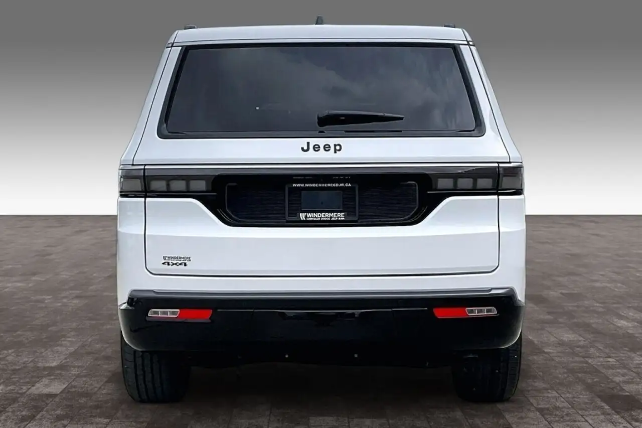 Jeep Grand Wagoneer снимка Jeep Grand Wagoneer