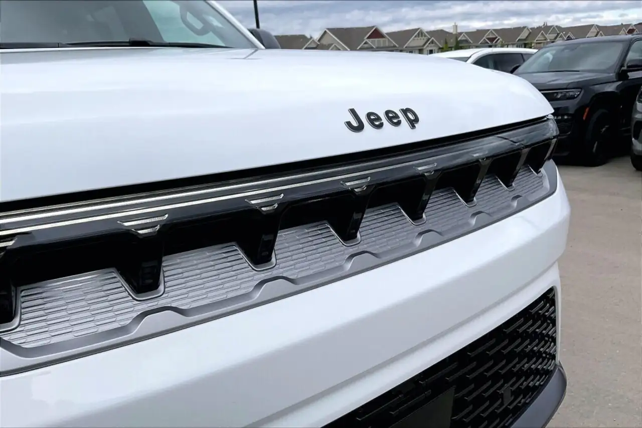 Jeep Grand Wagoneer снимка Jeep Grand Wagoneer