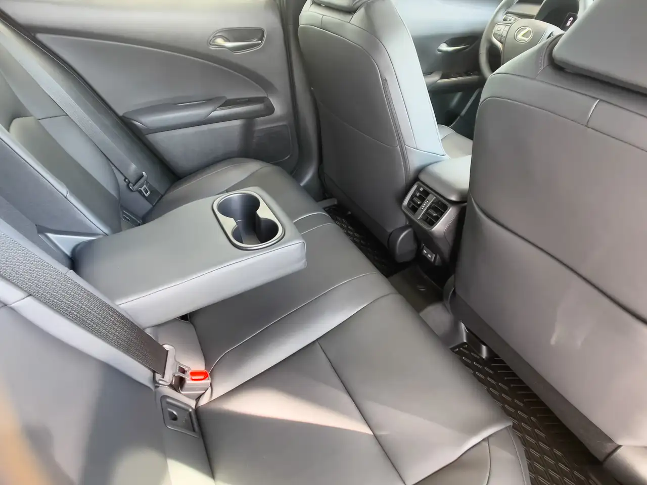 Lexus UX снимка Lexus UX