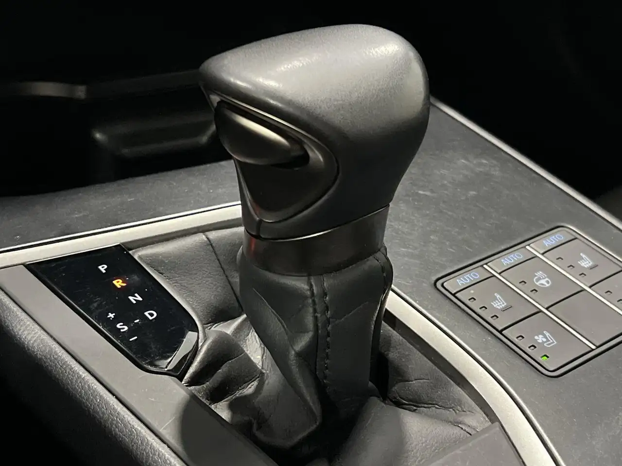 Lexus UX снимка Lexus UX