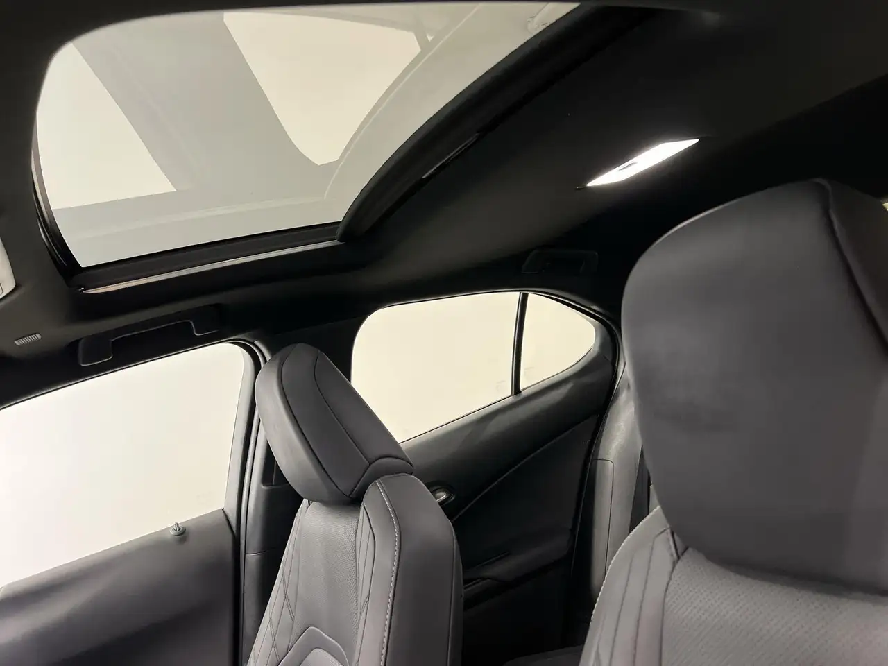 Lexus UX снимка Lexus UX