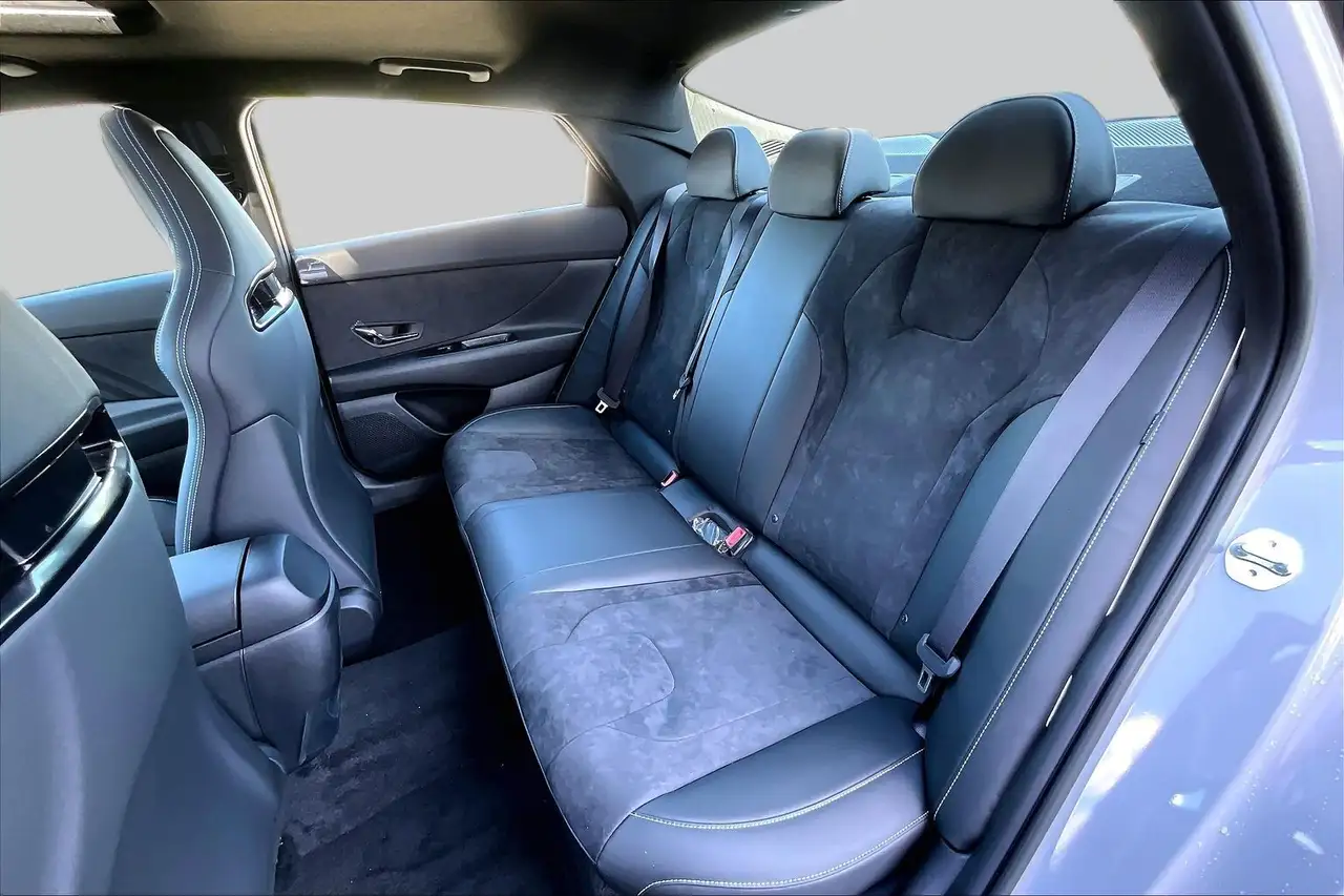 Hyundai ELANTRA photo Hyundai ELANTRA