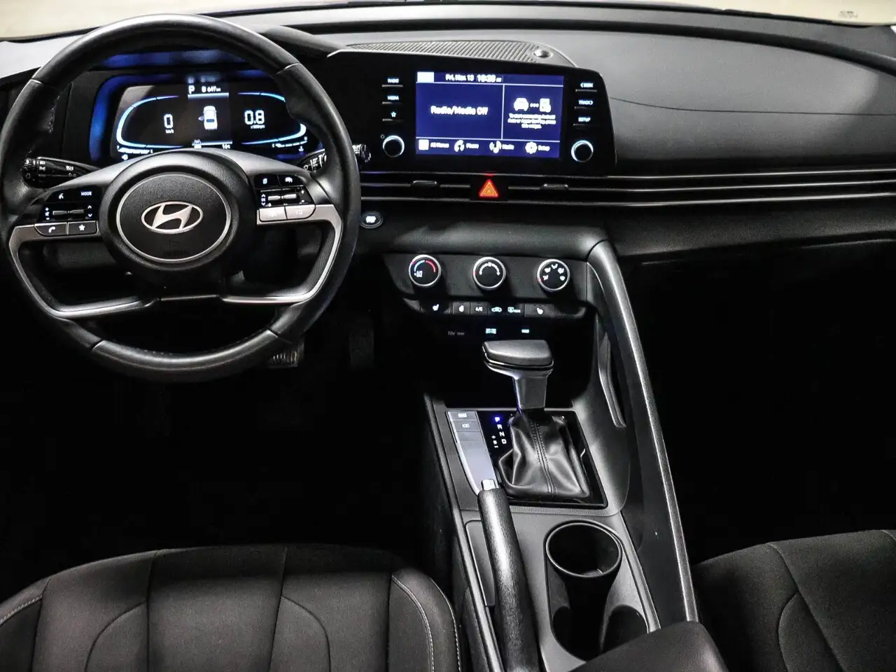 Hyundai ELANTRA photo Hyundai ELANTRA