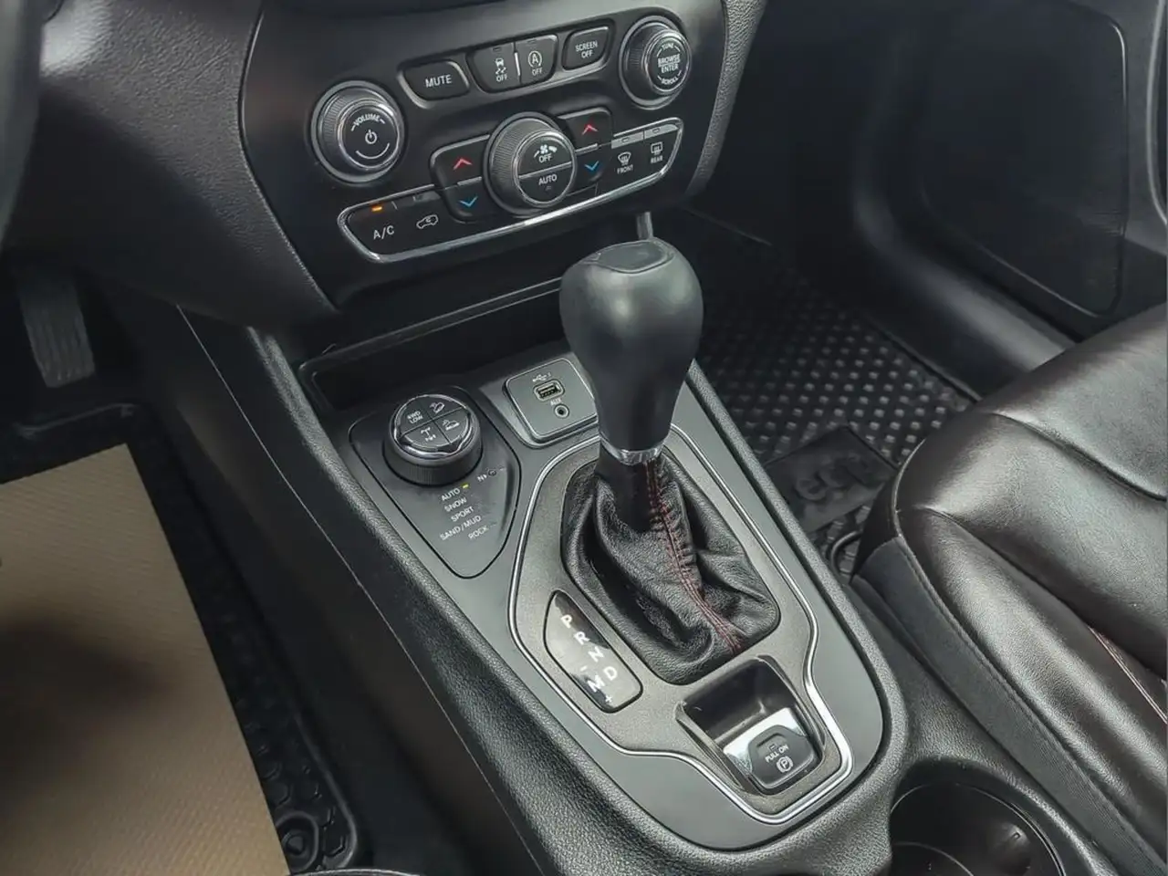 Jeep Cherokee снимка Jeep Cherokee