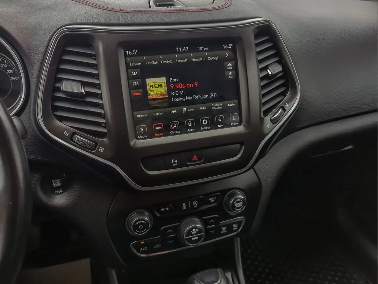 Jeep Cherokee снимка Jeep Cherokee